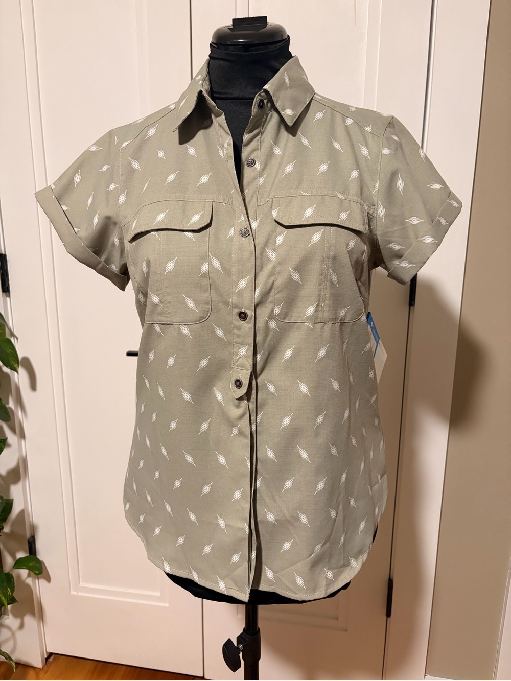 Columbia Omni shade Short Sleeve Button-Up with White Print
